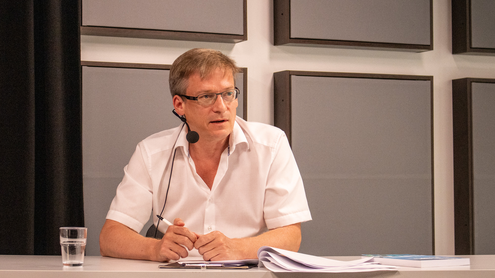 Prof. Dr. Henning Breuer in der Diskussion zur Langen Nacht der Wissenschaft 2020